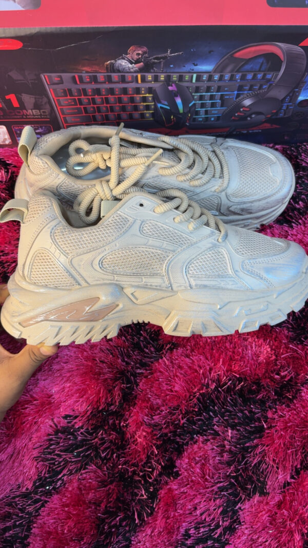 Unisex Chunky Beige Sneakers with Textured Sole – Street Style Comfort